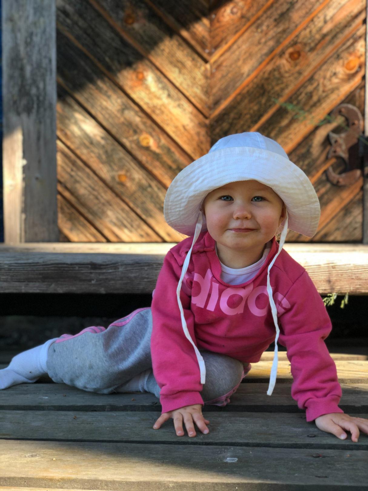 Vauva 11kk: Ensimmäisiä askeleita ja pitkiä haleja - Valeäiti